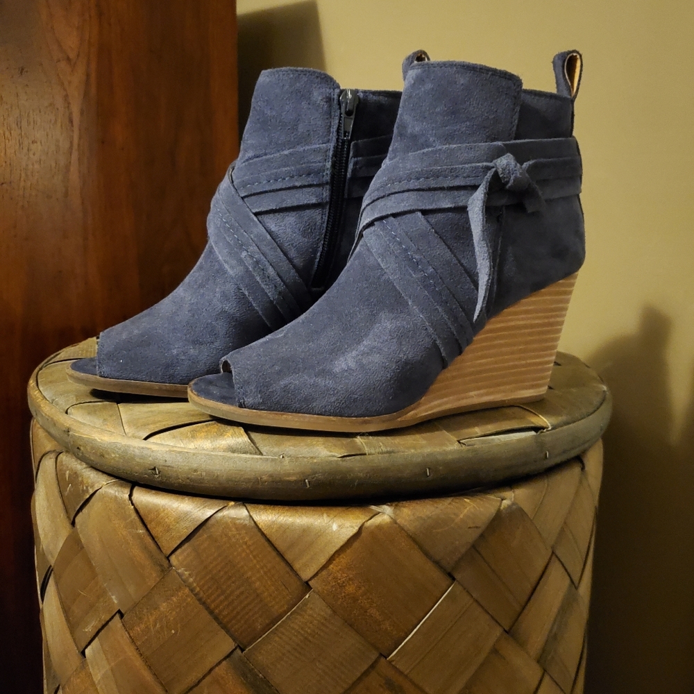 Lucky Brand open toe wedge shoes  Navy Blue ankle boots peep toe